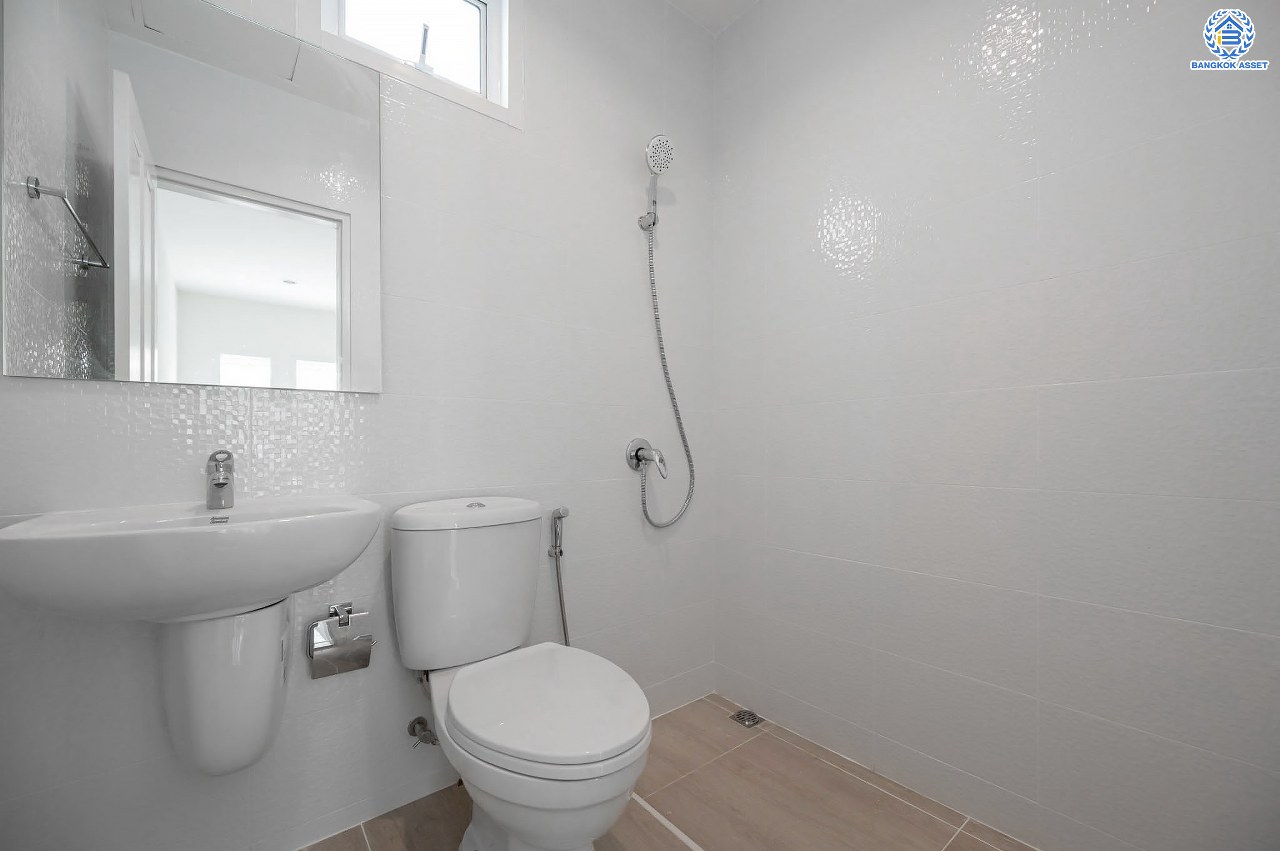 บ้านมือสองตกแต่งใหม่ โครงการ มณีรินทร์ เลคแอนด์พาร์ค ราชพฤกษ์-ติวานนท์ เนื้อที่ 64.1 ตร.ว. ฟังก์ชัน 4 ห้องนอน 3 ห้องน้ำ 1 ห้องอเนกประสงค์ จอดรถได้ 2 คัน บรรยากาศเงียบสงบเป็นส่วนตัว สิ่งอำนวยความสะดวกมากมาย บนทำเลติดถนนใหญ่ เชื่อมต่อถนนราชพฤกษ์ ใกล้จุดขึ้นทางด่วน "ศรีสมาน"...